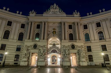 Viyana, Avusturya 5 Nisan 2024 İspanyol Binicilik Okulu ve Sisi Müzesi 'nin ön cephesi Michaelerplatz' daki Hofburg Sarayı 'nın girişinde..