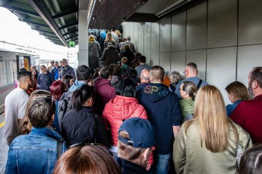 Viyana, Avusturya 5 Nisan 2024 Ubahn metrosundan inen kalabalık