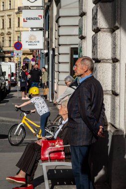 Viyana, Avusturya 5 Nisan 2024 Yaşlı bir çift Gumpendorfer Caddesi 'nde bir otobüs bekliyor..