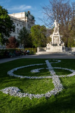Viyana, Avusturya 5 Nisan 2024 Burggarten parkındaki Mozart heykeli.