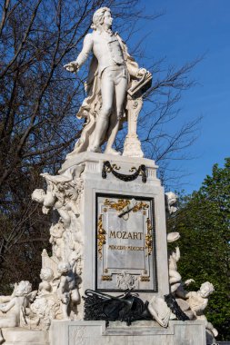 Viyana, Avusturya 5 Nisan 2024 Burggarten parkındaki Mozart heykeli.