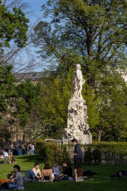 Viyana, Avusturya 5 Nisan 2024 Mozart heykeli ve parkı.