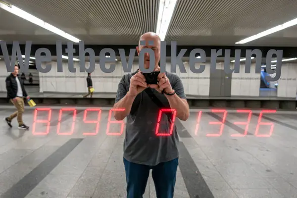 Viena Áustria Abril 2024 Sinal Número Digital Muro Espelhado Estação Imagens De Bancos De Imagens Sem Royalties