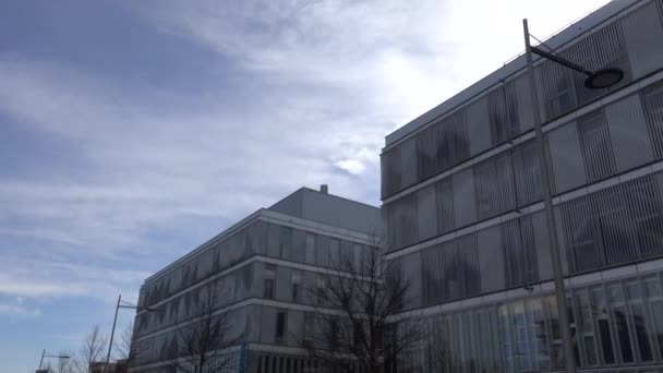 Estocolmo Suécia Grandes Edifícios Pertencentes Hospital Universitário Karolinsksa Subúrbio Flemingsberg — Vídeo de Stock