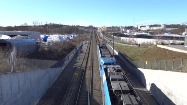 Stockholm, İsveç Tvarbana tramvayı Margretelund bölgesinde bir köprüden geçer..