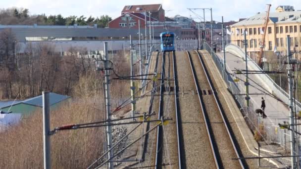 Stockholm Schweden Die Straßenbahn Tvarbana Überquert Eine Brücke Stadtteil Margretelund — Stockvideo