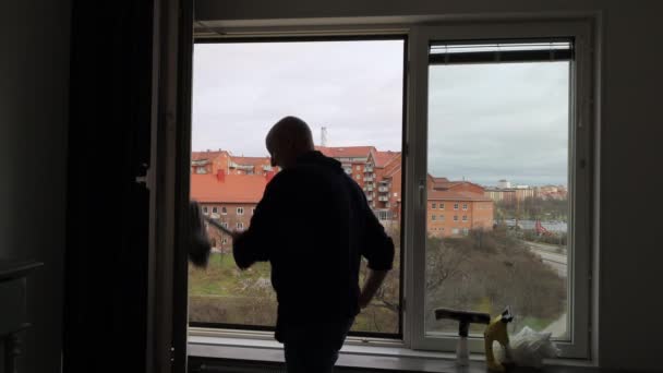 Stockholm Zweden Een Man Wast Grote Ramen Een Appartement — Stockvideo