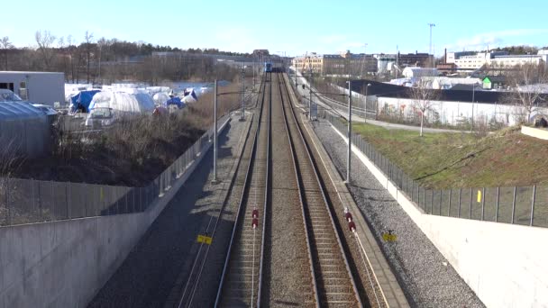 Stoccolma Svezia Tram Tvarbana Attraversa Ponte Nel Quartiere Margretelund — Video Stock