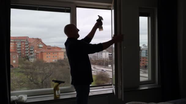 Sztokholm Szwecja Mężczyzna Myje Duże Okna Mieszkalne Mieszkaniu — Wideo stockowe