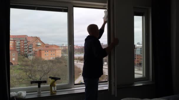 Stockholm Švédsko Muž Myje Velká Obytná Okna Bytě — Stock video