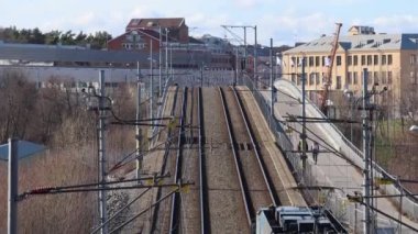 Stockholm, İsveç Tvarbana tramvayı Margretelund bölgesinde bir köprüden geçer..