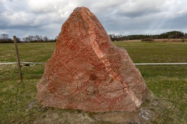Stockholm, İsveç. Taby bölgesindeki Viking döneminden kalma antik bir rün taşı..