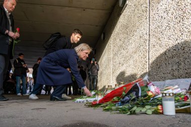 Stockholm, İsveç 12 Nisan 2024 Skarholmen ehtnic banliyösünde genç çete üyeleri ve eski İsveç Başbakanı Margareta Andersson tarafından öldürülen bir adam için bir ayin.
