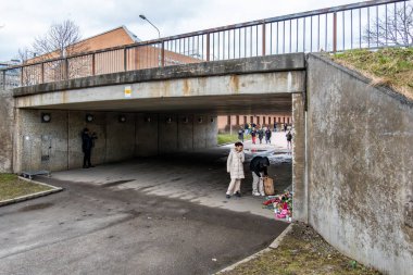 Stockholm, İsveç 12 Nisan 2024 İnsanlar Skarholmen ehtnic banliyösünde genç çete üyeleri tarafından öldürülen bir adam için ayin düzenliyorlar..