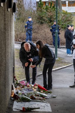 Stockholm, İsveç 12 Nisan 2024 Skarholmen ehtnic banliyösünde genç çete üyeleri tarafından öldürülen bir adam için bir ayin..