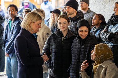 Stockholm, İsveç 12 Nisan 2024 Skarholmen ehtnic banliyösünde genç çete üyeleri ve eski İsveç Başbakanı Margareta Andersson tarafından öldürülen bir adam için bir ayin.