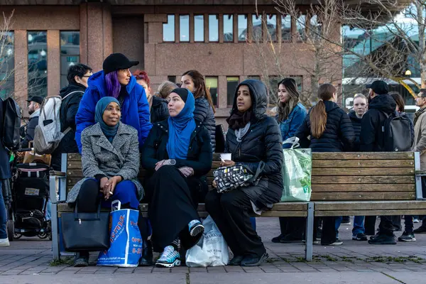 Stockholm, İsveç 12 Nisan 2024 Müslüman kadın Skarholmen ehtnic banliyösünde genç çete üyeleri tarafından öldürülen bir adam için meydanda nöbette..