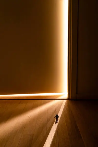 Uma Porta Sala Apartamento Ajar Com Luz Interior Brilhando Pequeno Fotos De Bancos De Imagens Sem Royalties