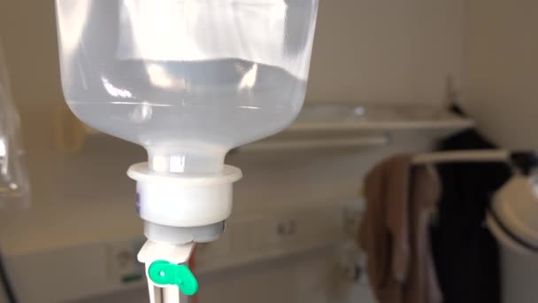 Intravénás Sóoldatot Tartalmazó Infúziós Zsák Kórházban — Stock videók