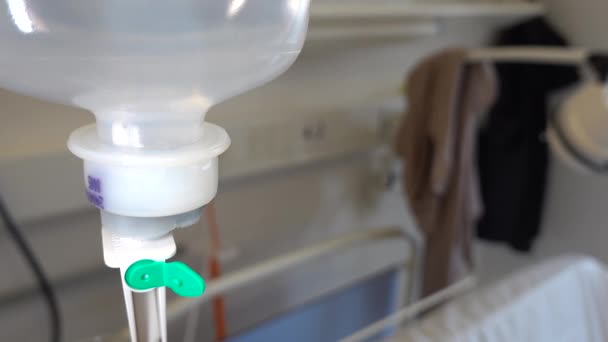 Sebuah Tas Dengan Larutan Garam Intravena Rumah Sakit — Stok Video