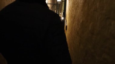 Stockholm, İsveç Şehrin en dar sokaklarında bir adam yürüyor, Marten Trotzigs Grand in Gamla Stan ya da Old Town gece. 