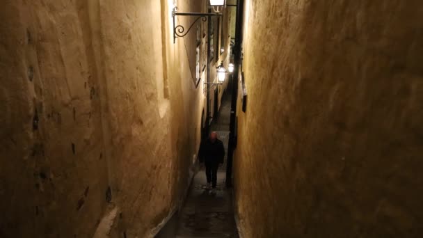 Estocolmo Suecia Hombre Camina Por Callejón Más Estrecho Ciudad Marten — Vídeos de Stock