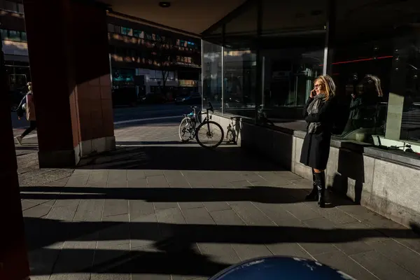 Estocolmo Suécia Abril 2024 Pedestres Caminhando Sobre Sankt Eriksgatan Distrito Imagens De Bancos De Imagens
