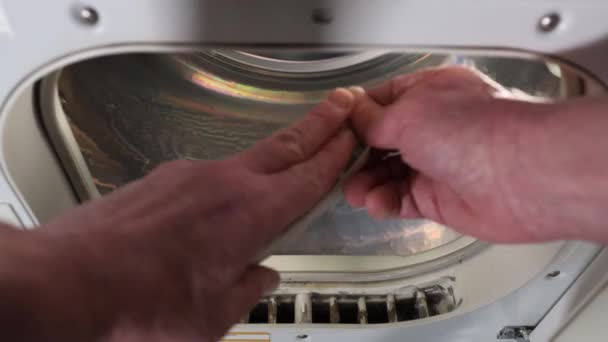 Homem Remove Fiapos Secador Roupa Elétrica — Vídeo de Stock