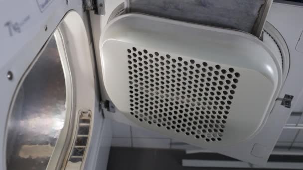 Bir Adam Elektrikli Çamaşır Kurutma Makinesinden Iplik Çıkartıyor — Stok video