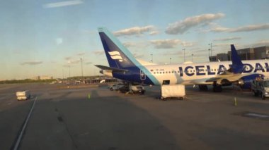 Dulles Uluslararası Havalimanı, Washington DC ABD ticari uçakları Dulles havaalanı pistinde.. 