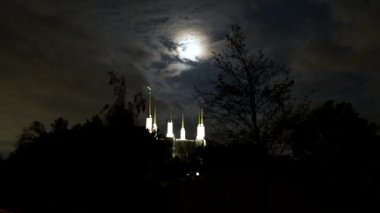 Kensington, Maryland geceleri ay manzarası ve Mormon Tapınağı 'nın kuleleri ya da Washington D.C. Tapınağı.