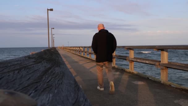 ポイントルックアウト メリーランド州 Usa 男はチェサピーク湾の日没で一人で桟橋で歩きます — ストック動画