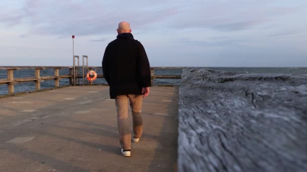 ポイントルックアウト メリーランド州 Usa 男はチェサピーク湾の日没で一人で桟橋で歩きます — ストック動画