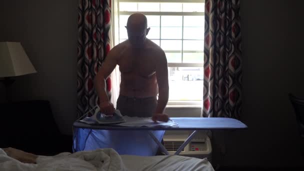 Solomons Maryland Statele Unite Ale Americii Bărbat Desculț Calcă Cămașă — Videoclip de stoc