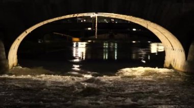 Stockholm, İsveç Malaren Gölü 'nden taze su Norrström' deki Norrström köprüsünün altından gece vakti Baltık Denizi 'ne akıyor.. 