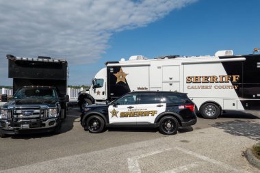 Solomons, Marylanmd 26 Nisan 2024 Polis araçları şehir merkezindeki sahil yolunda dizildi..