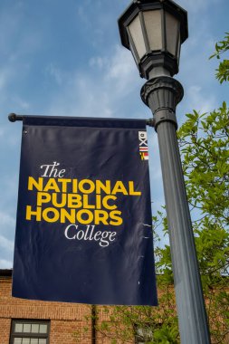 St. Mary 's Maryland ABD 27 Nisan 2024 St. Marys Koleji' nin Ulusal Onur Koleji tanıtım bayrağı.