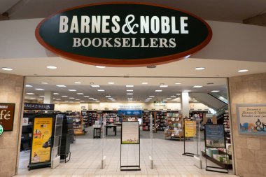 Tysons Köşesi, Virginia 1 Mayıs 2024 Barnes ve Noble kitapçısının girişi..