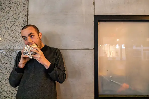 Washington Usa Young Man Eats Vegetarian Wrap Standing Side Street Images De Stock Libres De Droits