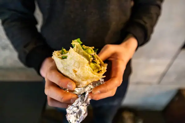 Washington Usa Young Man Eats Vegetarian Wrap Standing Side Street Obrazy Stockowe bez tantiem