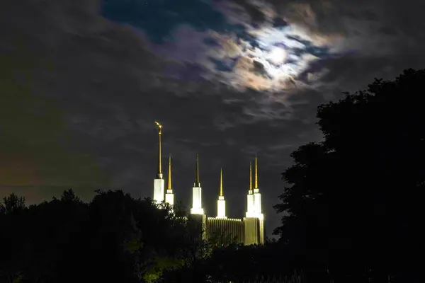 Kensington Maryland April 2024 Moonscape Night Towers Mormon Temple Washington Zdjęcie Stockowe