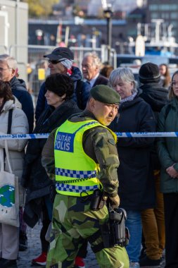 Stockholm, İsveç 7 Mayıs 2024 İsveç askeri polisi bir kraliyet etkinliğinde kalabalığı kontrol eder..