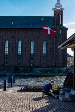 Stockholm, İsveç 7 Mayıs 2024 Stockholm Belediye Sarayı 'nda resmi bir Danimarka ziyareti sırasında Danimarka bayrağı dalgalanır..