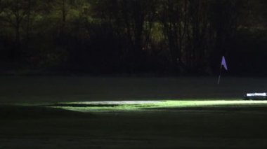 Stockholm, İsveç Gece golf sahasında golf topu topluyor.