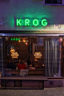 Stockholm, İsveç 9 Mayıs 2024 Bir restoran ve misafirler ve İsveççe imza Hokargen banliyösündeki Krog veya restoran diyor.