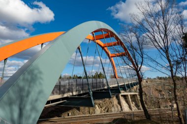 Stockholm, İsveç 30 Mart 2024 Vasteberga banliyösünde turuncu renkli bir köprü..