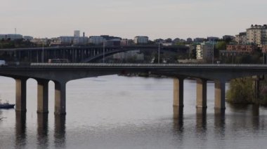 Stockholm, İsveç E4 karayolu trafiği ve Malaren Gölü üzerindeki Essingeleden Köprüsü. 