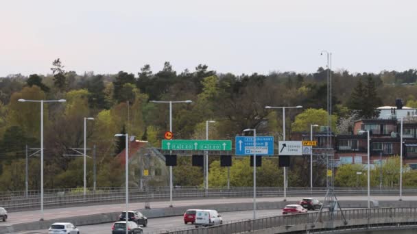 Estocolmo Suecia Tráfico Por Autopista Puente Essingeleden Sobre Lago Malaren — Vídeos de Stock
