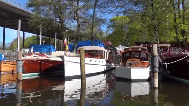 Estocolmo Suecia Botes Madera Clásicos Amarrados Canal Palsundet Distrito Sodermalm — Vídeos de Stock