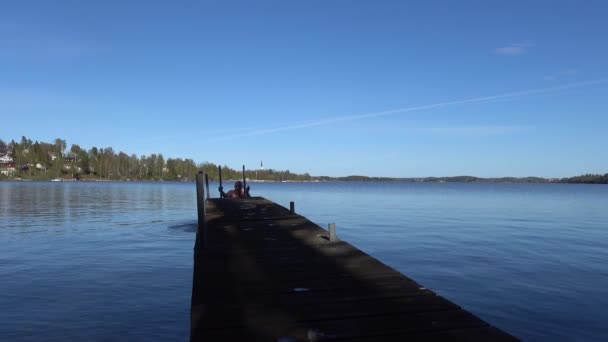 Estocolmo Suecia Hombre Camina Sobre Muelle Para Sumergirse Agua Fría — Vídeos de Stock